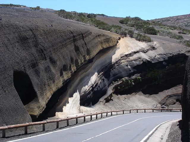 Erosion_Sandstein.JPG - Jahrtausende alte Gesteinsformation geformt durch Wind und Erosion